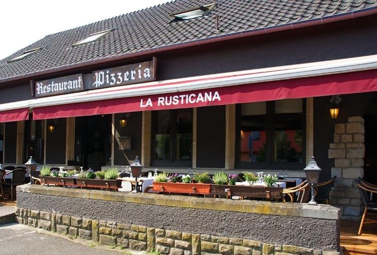 Façade et terrasse du Restaurant Pizzeria La Rusticana
