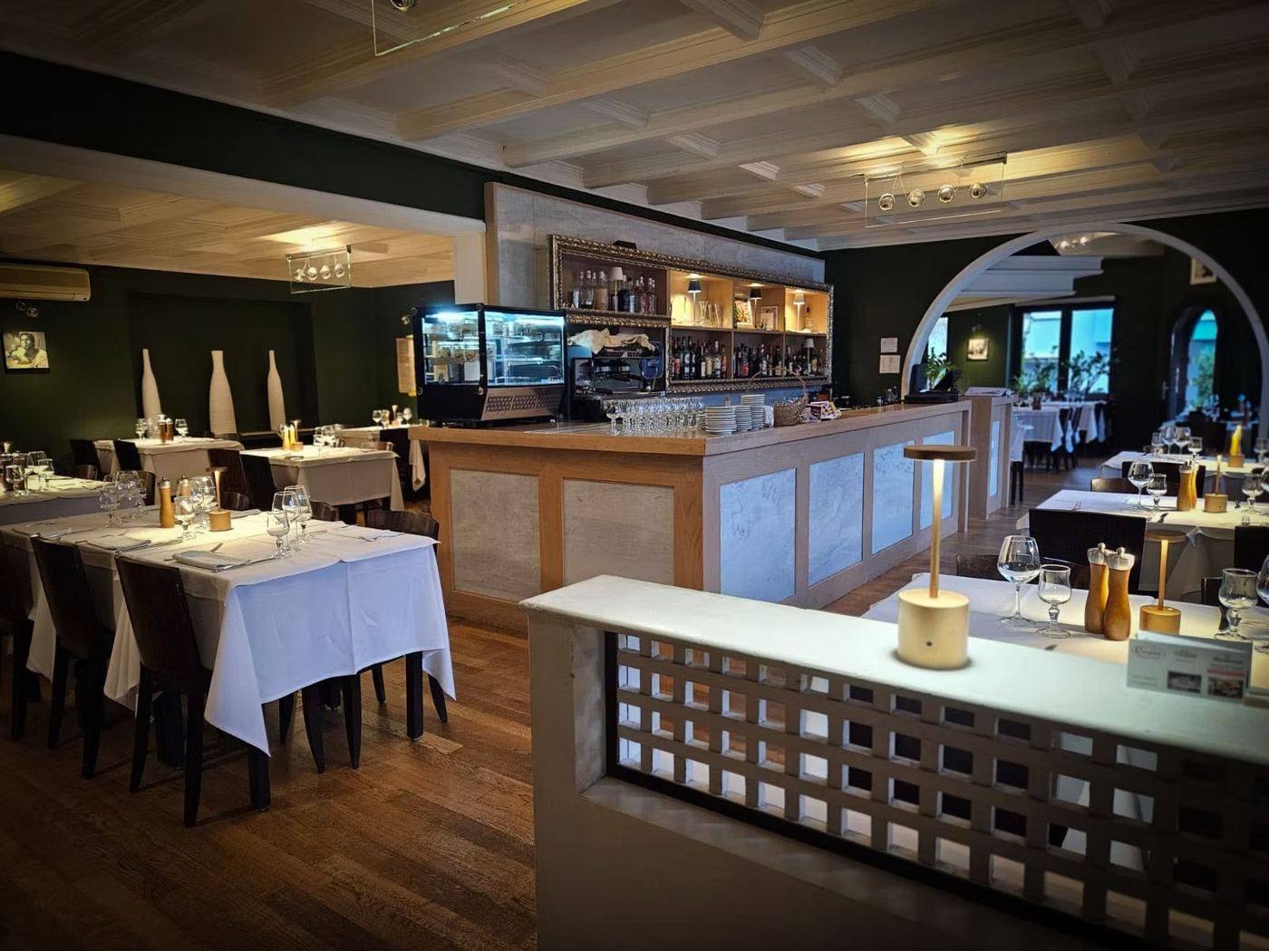 Bar central avec comptoir en marbre et plafond à caissons