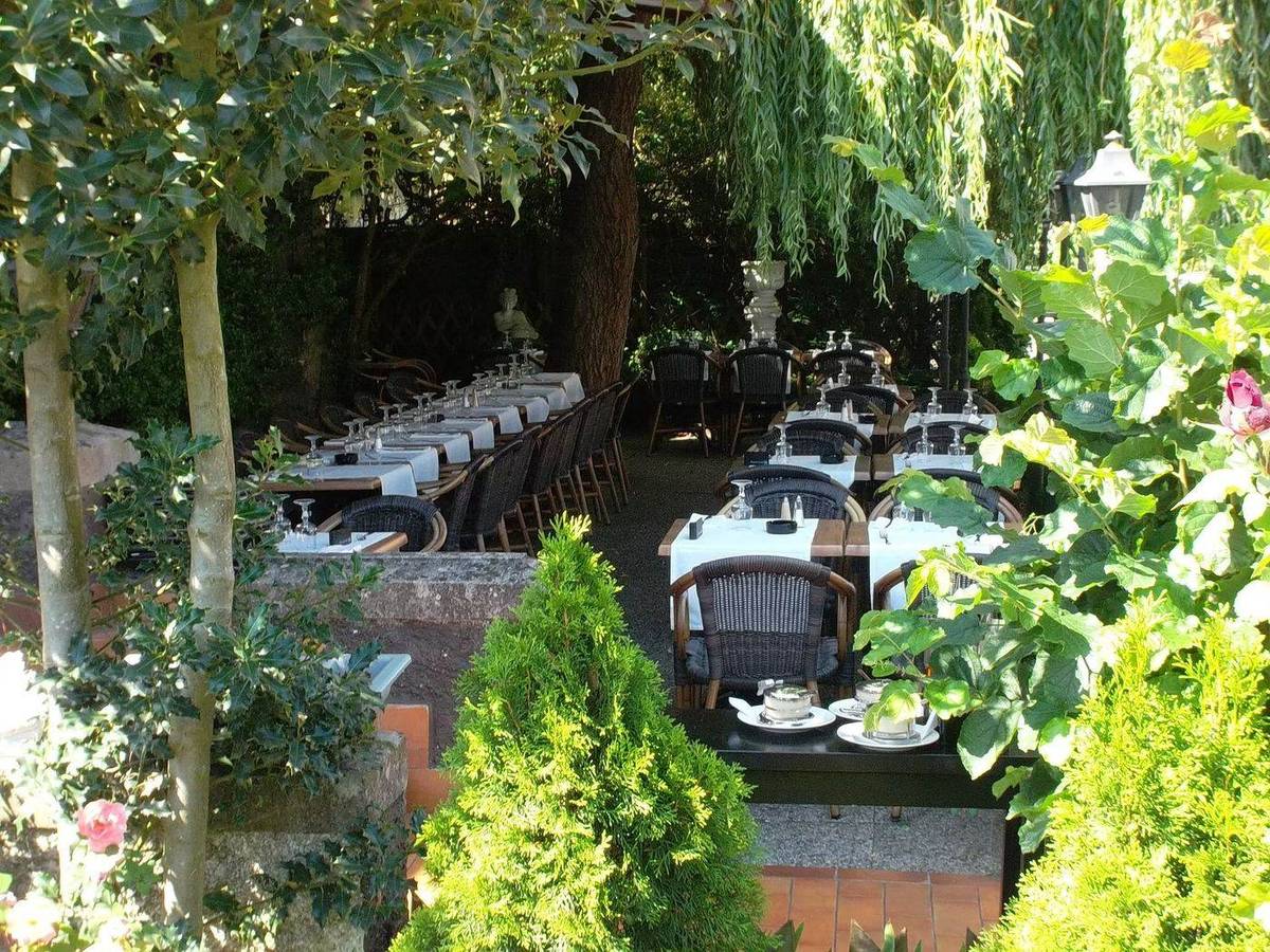 Grande terrasse ombragée côté jardin
