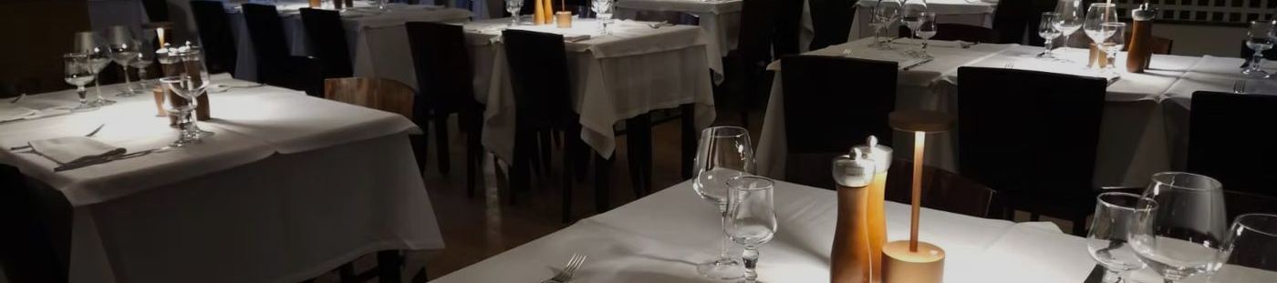 Tables dressées dans la salle de La Rusticana